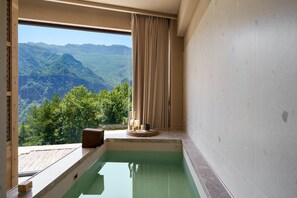 Minibar con artículos gratuitos, escritorio y cortinas blackout 