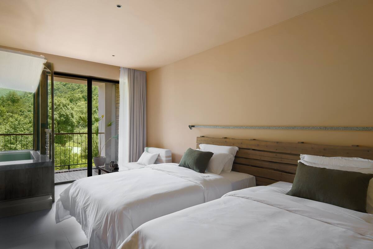 Classic Twin Room | Free minibar, desk, blackout drapes, iron/ironing board