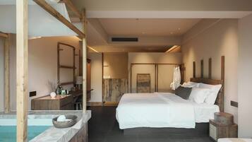 Standaard tweepersoonskamer | Een gratis minibar, een bureau, verduisterende gordijnen