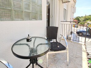 Outdoor dining - Doppelzimmer max. 2 Personen, 12 m² , 1 Schlafzimmer mit Doppelbett, klimatisie by Interhome (Krk/Baška)