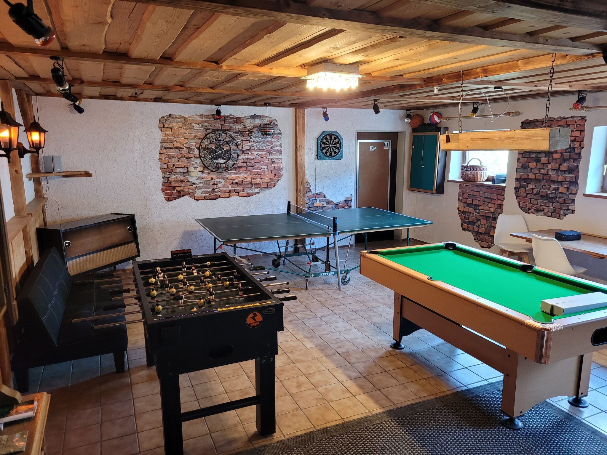 Ein Freizeitraum mit Kicker-, Billard- und Tischtennisecke.