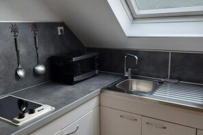 Een koelkast, een magnetron, een oven, een kookplaat