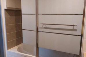 Dusche, Haartrockner, Handtücher, Seife