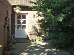 Exterior detail - Gästezimmer mit Frühstück im Obergeschoss by Interhome (Greetsiel)