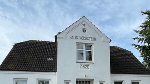 Un edificio blanco con el letrero "HAUS NORDSTERN" y el año "1820" en la fachada.