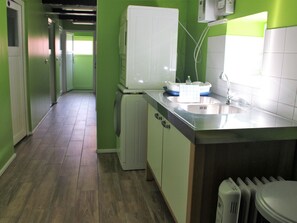 Refrigerador, microondas, horno y utensilios de cocina 