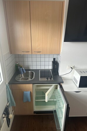 Kühlschrank, Mikrowelle, Kochgeschirr/Geschirr/Besteck