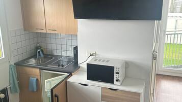 Réfrigérateur, micro-ondes, batterie de cuisine, vaisselle et ustensiles