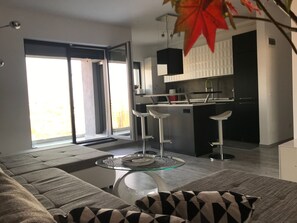 Kühlschrank, Mikrowelle, Ofen, Geschirrspüler