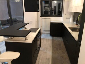 Kühlschrank, Mikrowelle, Ofen, Geschirrspüler