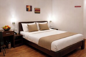 Executive Double Room | Desk, laptop workspace, iron/ironing board, free WiFi - EMBLEM - Arjun Marg Golf Course Road (Gurugram)