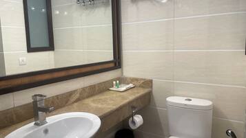 Phòng đôi Executive | Phòng tắm | Buồng tắm vòi sen, đồ dùng nhà tắm miễn phí, khăn tắm, xà phòng