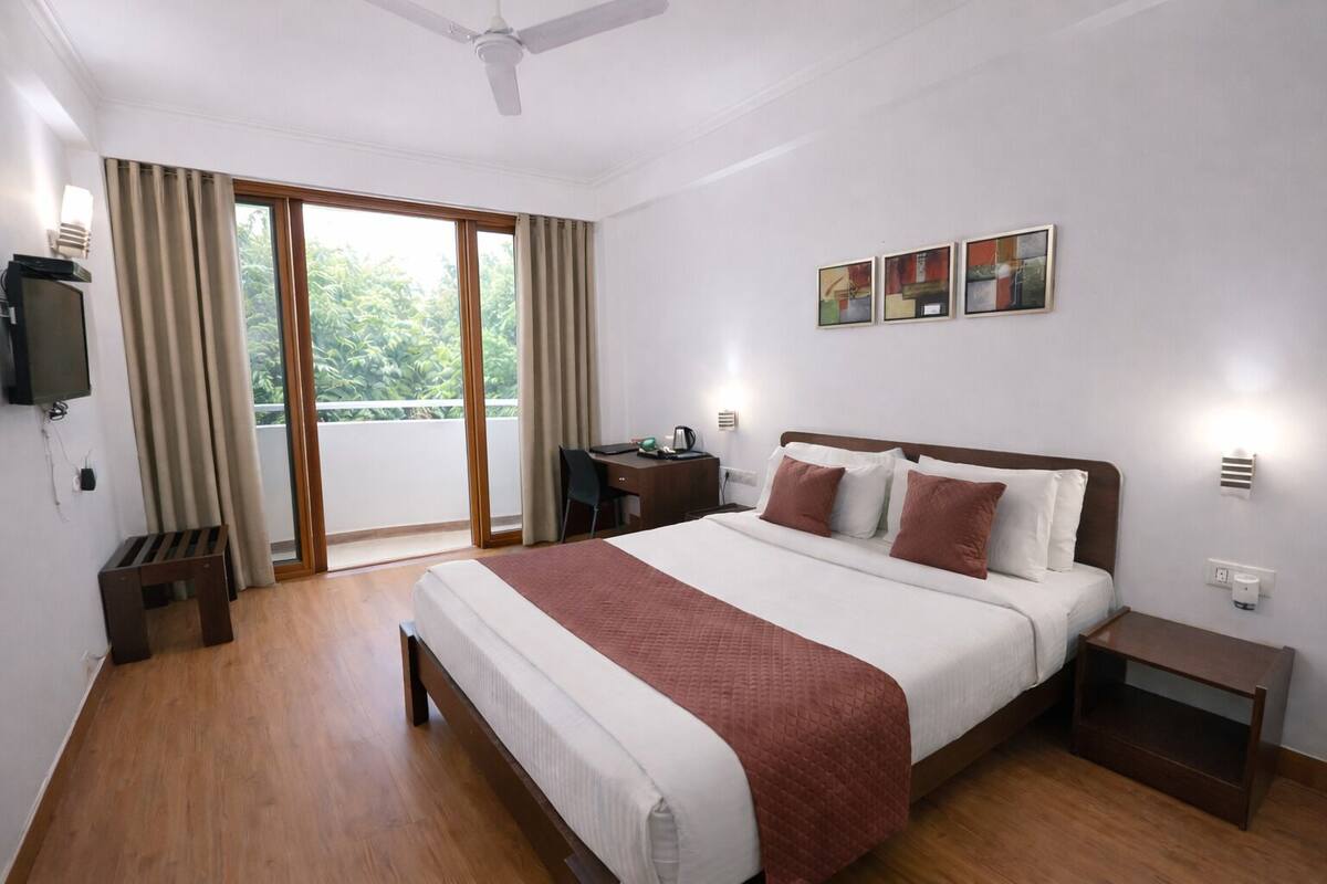 Yksilöllisesti sisustettu, yksilöllisesti kalustettu, työpöytä