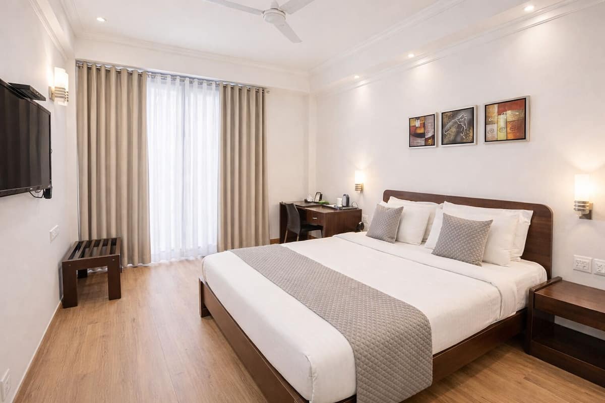 Executive Double Room | Desk, laptop workspace, iron/ironing board, free WiFi