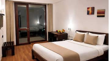 Phòng đôi Executive | Bàn, khu vực làm việc phù hợp cho laptop, bàn ủi/dụng cụ ủi quần áo