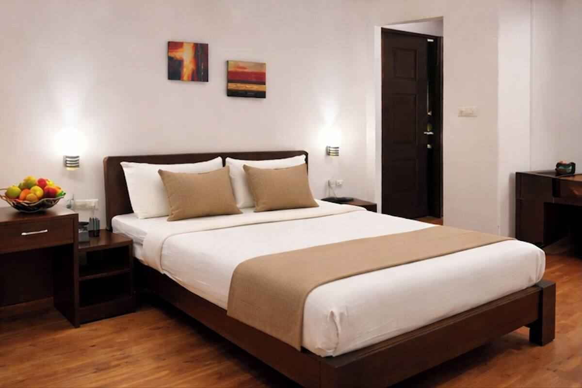 Executive Double Room | Desk, laptop workspace, iron/ironing board, free WiFi