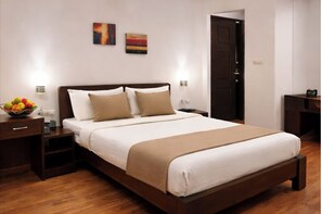 Executive Double Room | Desk, laptop workspace, iron/ironing board, free WiFi - EMBLEM - Arjun Marg Golf Course Road (Gurugram)