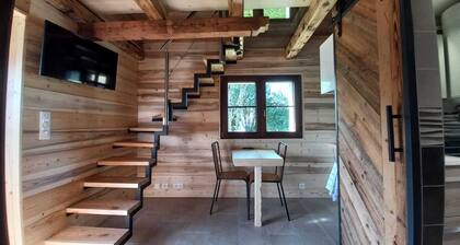 Pretty little cottage between lake and mountains