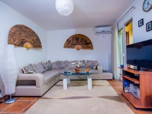 TV, DVD player - Ferienappartement am Meer mit Terrasse by Interhome (Bigova)