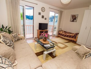 TV, DVD player - Ferienappartement am Meer mit Terrasse by Interhome (Bigova)