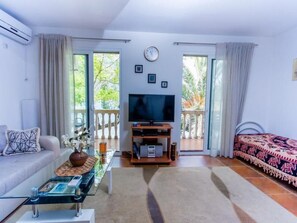 TV, DVD player - Ferienappartement am Meer mit Terrasse by Interhome (Bigova)