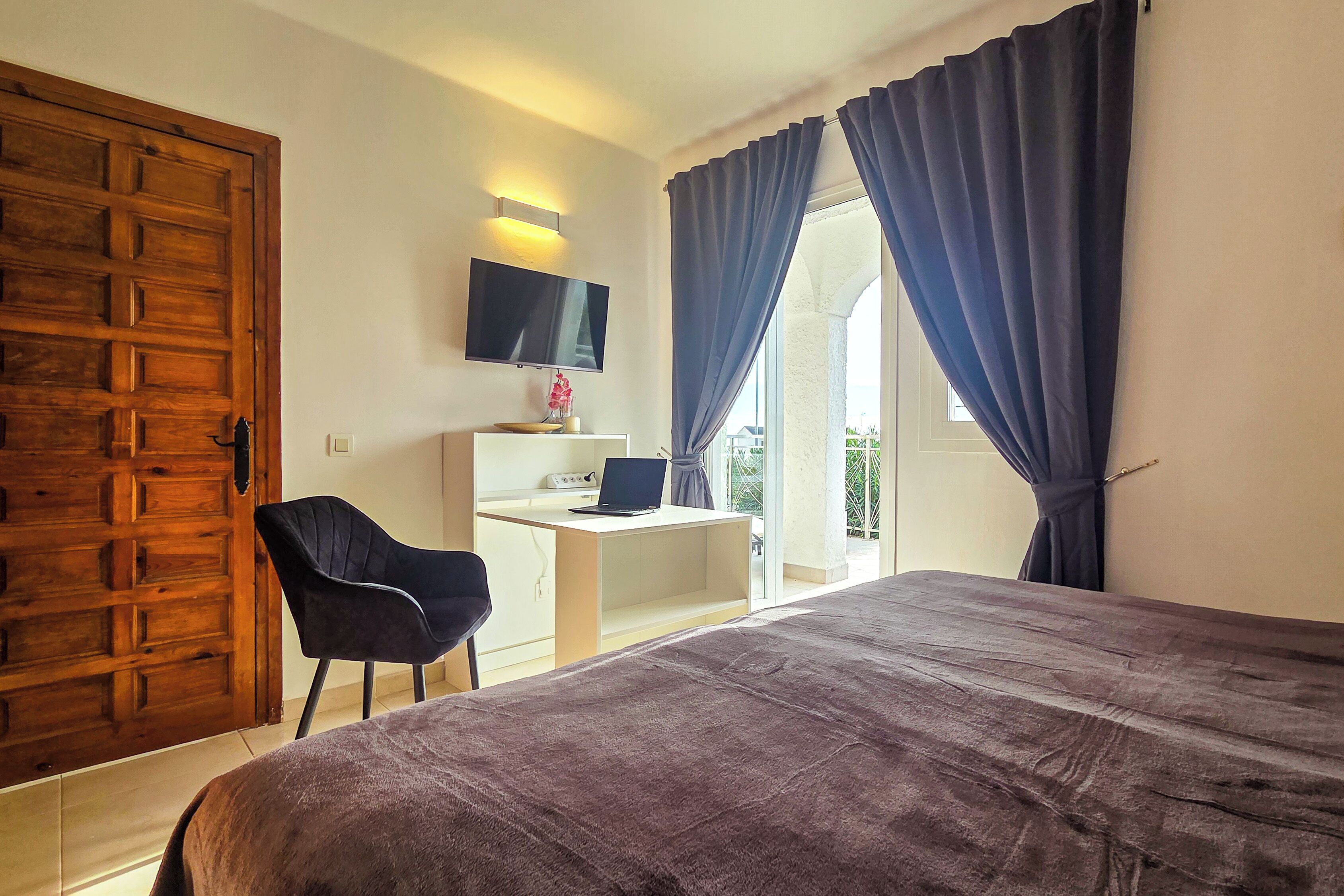 2 chambres, coffres-forts dans les chambres, bureau