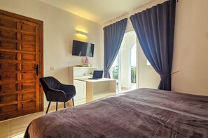 2 Schlafzimmer, Zimmersafe, Schreibtisch, Bügeleisen/Bügelbrett