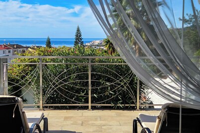 Casa Feliz – Stylish holiday home with private pool & Jacuzzi & sea views, Nerja