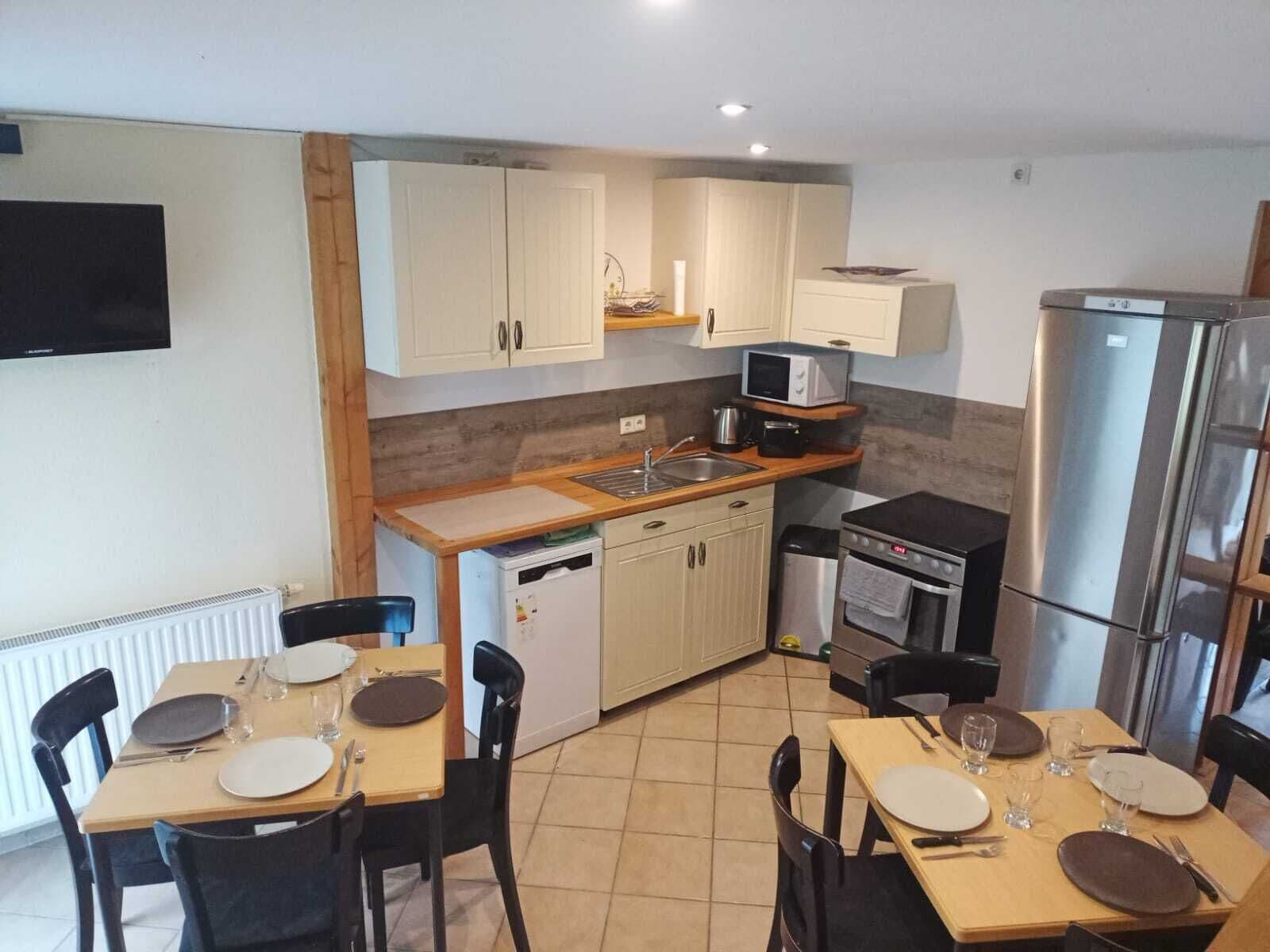 Réfrigérateur, micro-ondes, four, plaque de cuisson