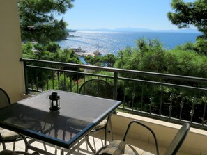 Outdoor dining - Ferien-Zimmer mit Terrasse by Interhome (Brela)