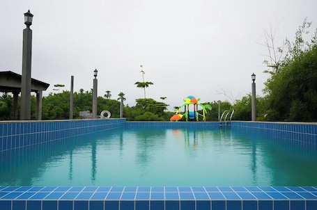 Außenpool. Sonemale Resort Chikmagalur