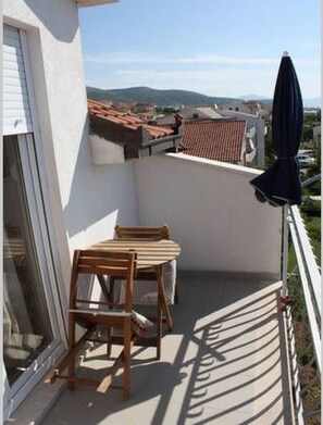 Outdoor dining - 2. Etage Doppelbettzimmer ca.  20m² mit Balkon und Panoramameerblick Villa Mili by Interhome (Trogir)