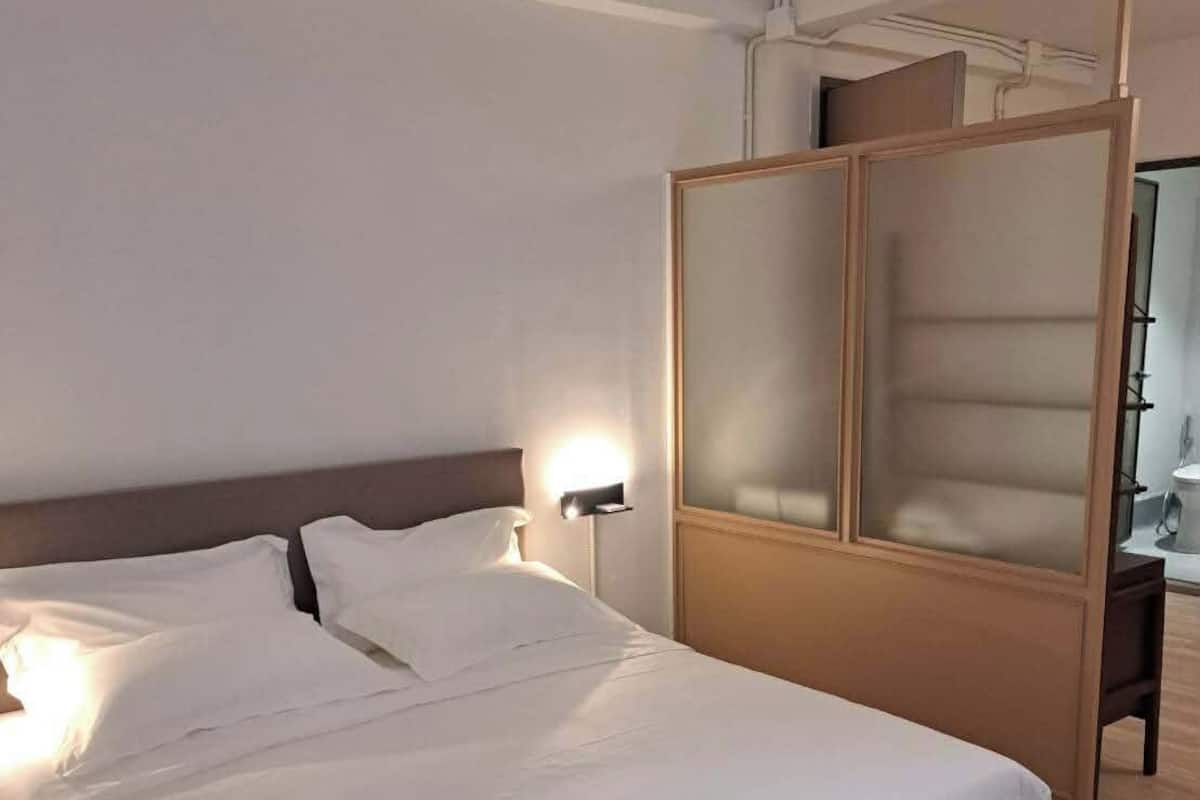 Deluxe Studio Suite | Desk, laptop workspace, free WiFi