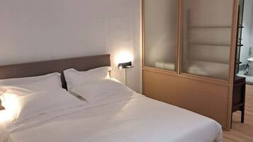 Deluxe Studio Suite | Desk, laptop workspace, free WiFi