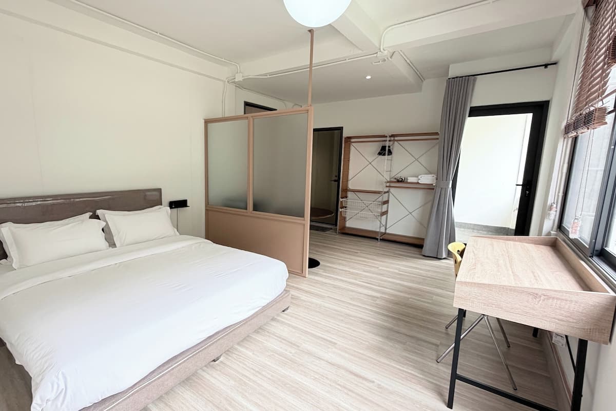 Deluxe Room | Meja, ruang kerja komputer riba, Wi-fi percuma 