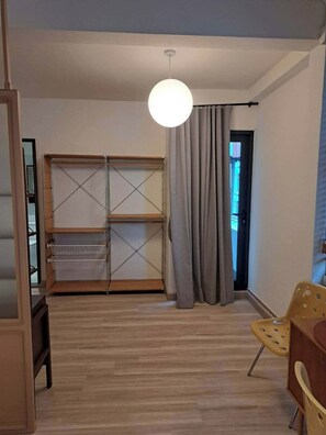 Deluxe Studio Suite | Desk, laptop workspace, free WiFi - Brown H (mahanak)