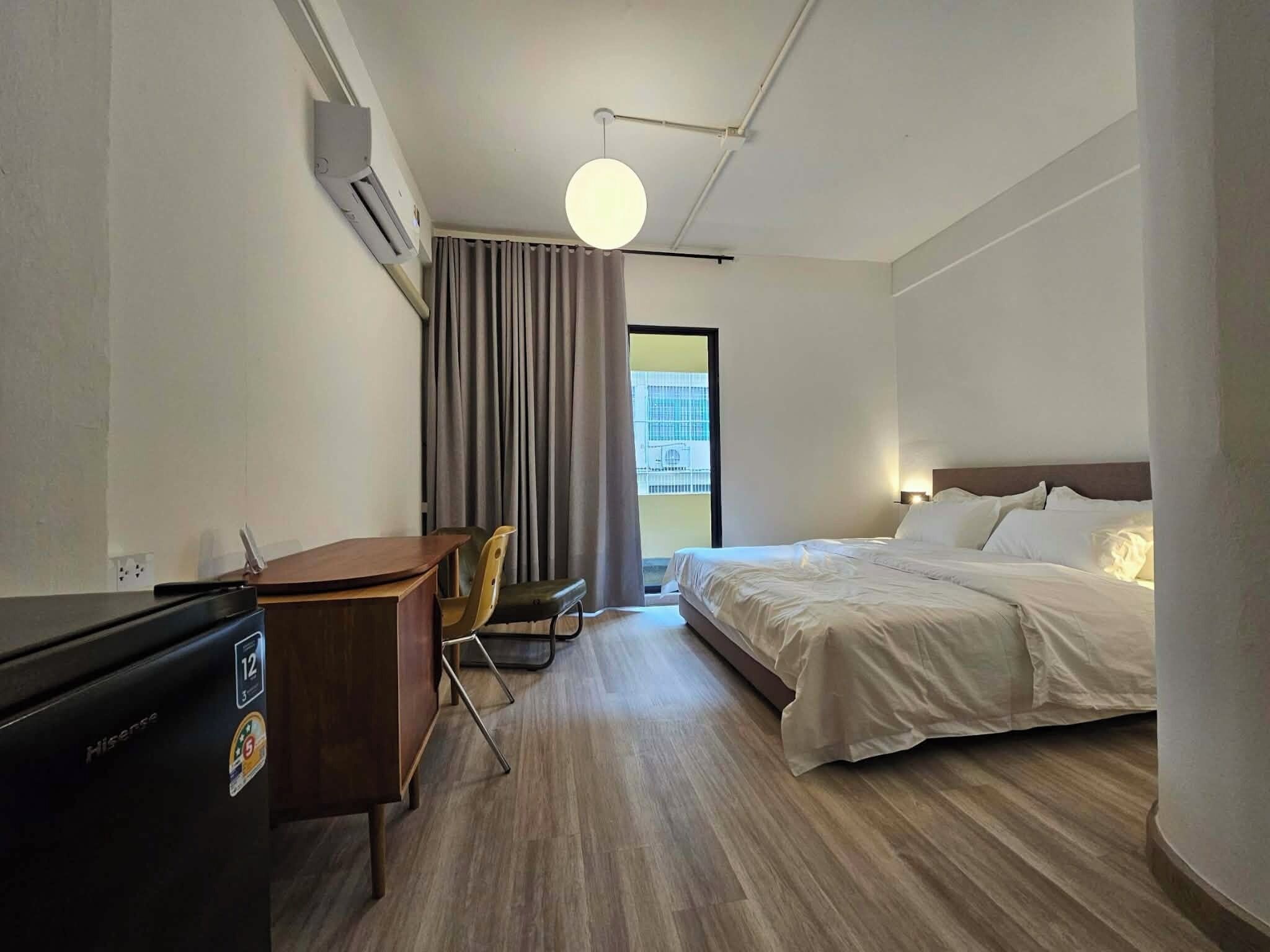 Classic Studio | Desk, laptop workspace, free WiFi