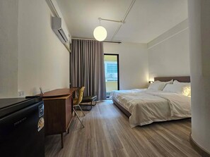 Classic Studio | Desk, laptop workspace, free WiFi - Brown H (Bangkok)