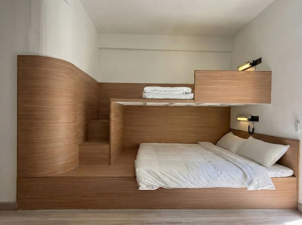 Triple Room | Meja, ruang kerja komputer riba, Wi-fi percuma 