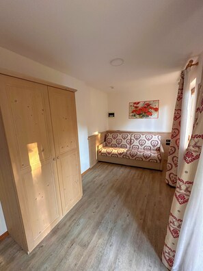 Familien-Suite, Balkon, Bergblick | Daunenbettdecken, Zimmersafe, Babybetten, kostenloses WLAN