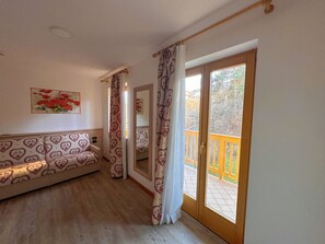 ألحفة محشوة بالريش وخزنة داخل الغرفة وأسرّ ة أطفال/رضّع وواي فاي مجانًا