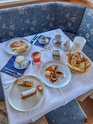 Free daily buffet breakfast - HOTEL ALPE BELLARIA (Candriai)