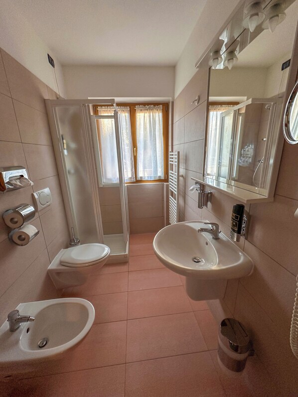 Dusche, Haartrockner, Handtücher, Seife