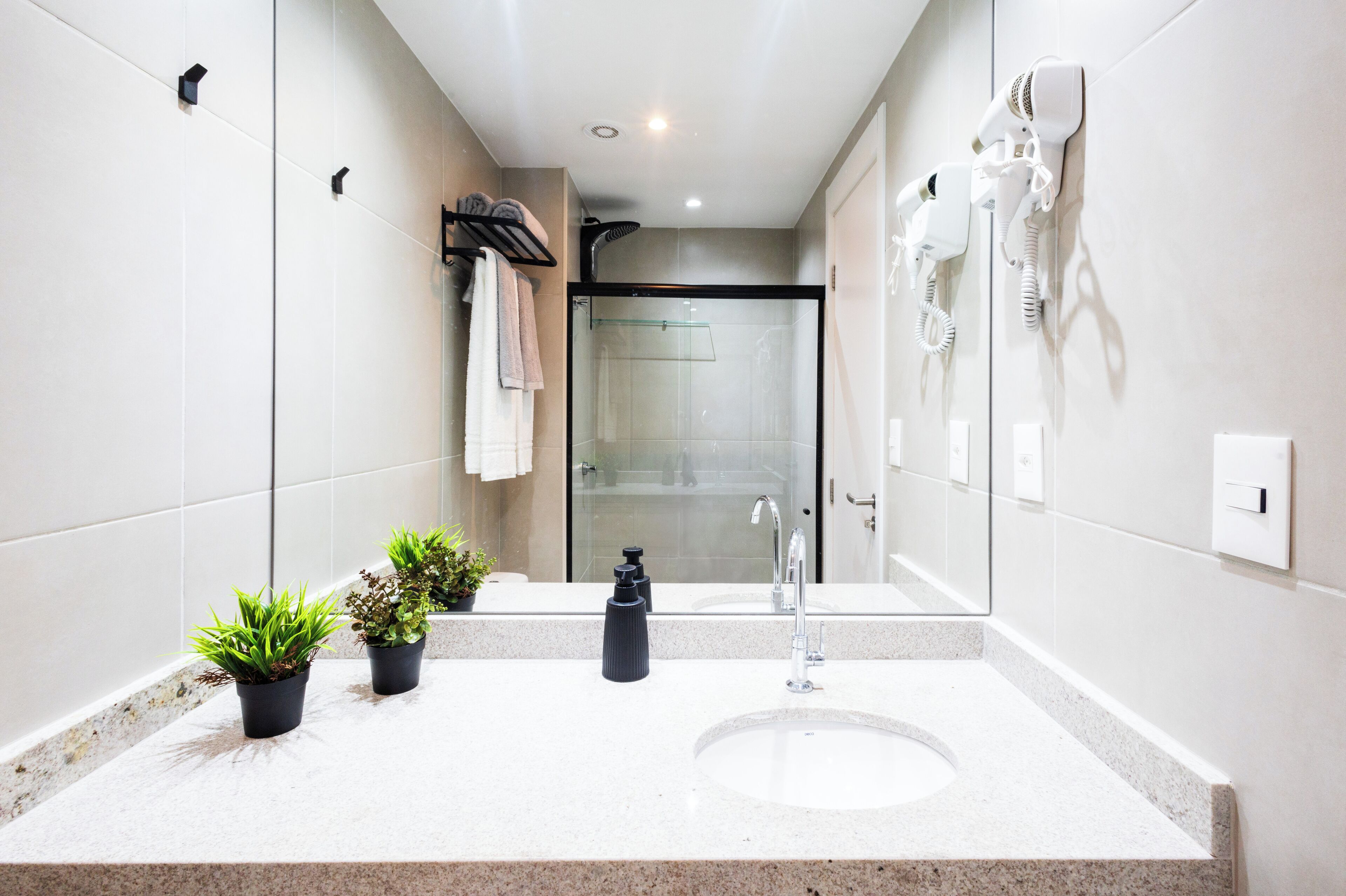 Douche, sèche-cheveux, serviettes fournies, savon