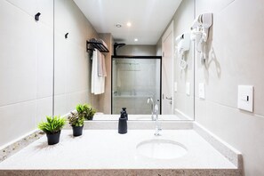 Douche, sèche-cheveux, serviettes fournies, savon