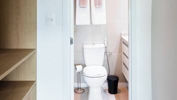 Douche, sĂšche-cheveux, serviettes fournies, savon