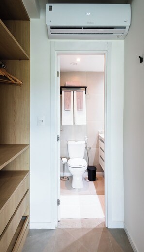 Dusj, hårføner, håndklær og såpe