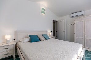 Tabla de planchar con plancha, wifi y ropa de cama 