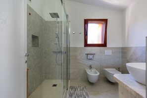 Shower, hair dryer, towels - Villa 'Lory' with Mountain View, Private Pool and Wi-Fi (Castiadas)