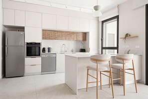 Fridge, microwave, oven, dishwasher - MAMAD Brand New with Terrace next to Park by FeelHome (Ramat Gan)